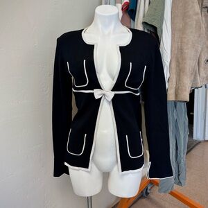 Women's Medium Contrast Trim Top